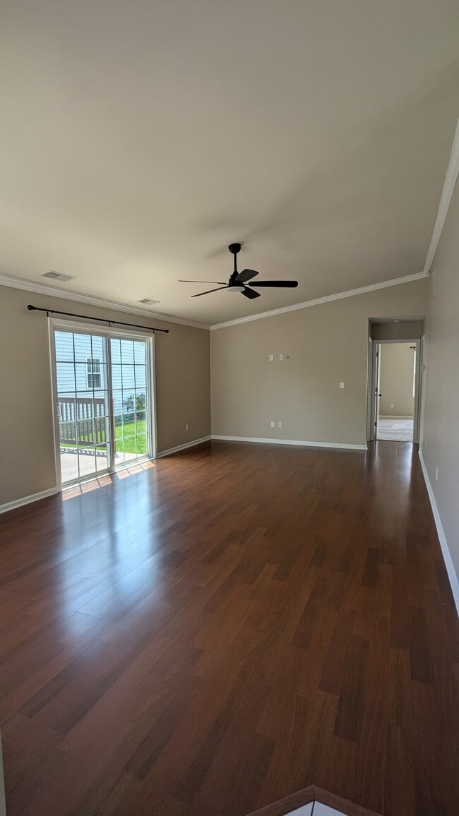 Building Photo - 1643 Chestnut Dr