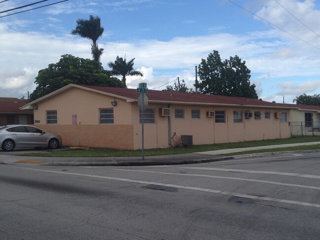 Building Photo - 1130 W 26th St