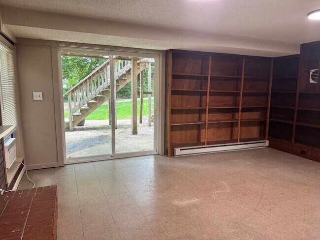 Foto del edificio - Spacious 1 Bedroom Apartment - Will keep you cool this summer!