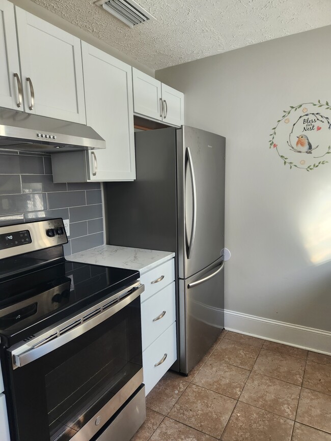 Range & fridge & freezer - 2510 W 9th St