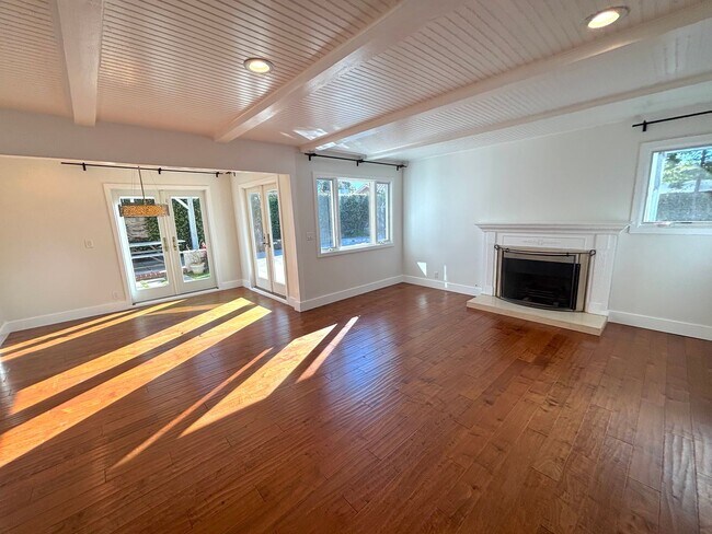 Foto del edificio - 3 Bedroom pool home available in exclusive Rossmoor neighborhood