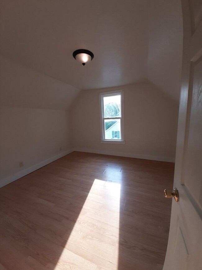 Foto del edificio - 3 bedroom Moline house with 2 car garage!