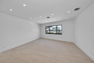 Building Photo - 840 SE 22nd Ave Building Photo - 840 SE 22nd Ave