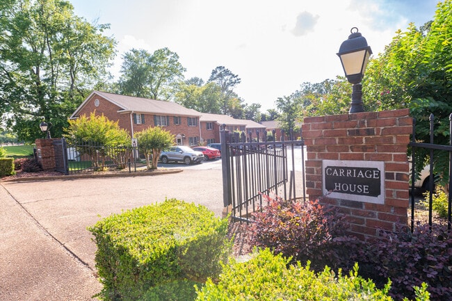 Foto del edificio - 315 McBrien Rd