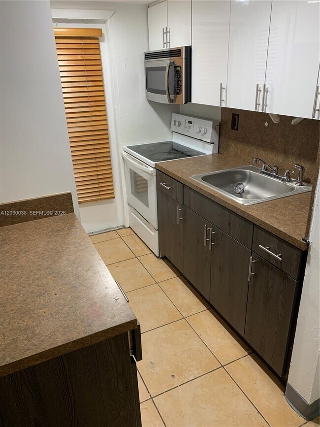 Foto del edificio - 1851 NE 168th St
