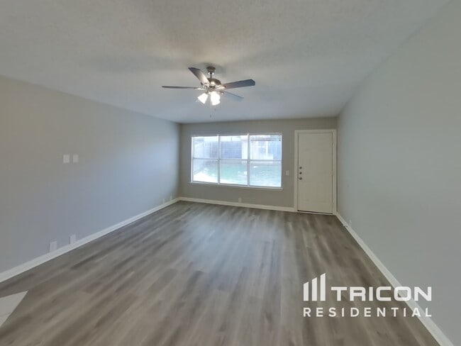 Foto del edificio - 8348 Orleans Ln