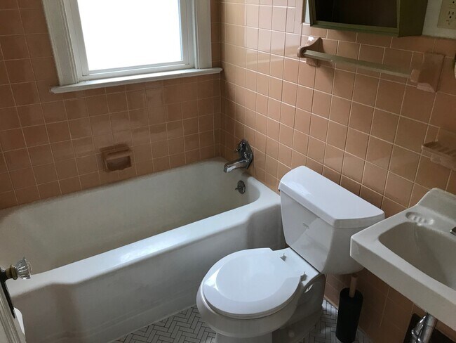 Foto del edificio - 421 Montpelier Ave