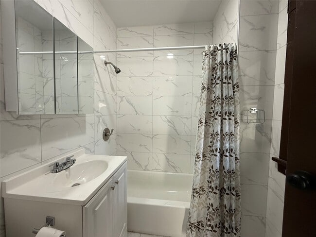 Building Photo - 1005 Pine St