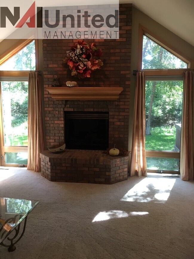 Foto del edificio - House for Rent 3 BR, 2 bath house, main floor laundry, 2 fireplaces, attached garage, Dakota Dunes