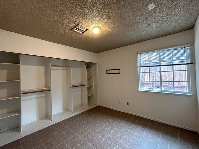 Building Photo - AVAILABLE NOW! 3 Bed 2 Bath Home in Desert...
