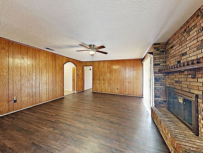 Building Photo - JUNE MOVE IN SPECIAL! $1,000.00 off 1st Mo...