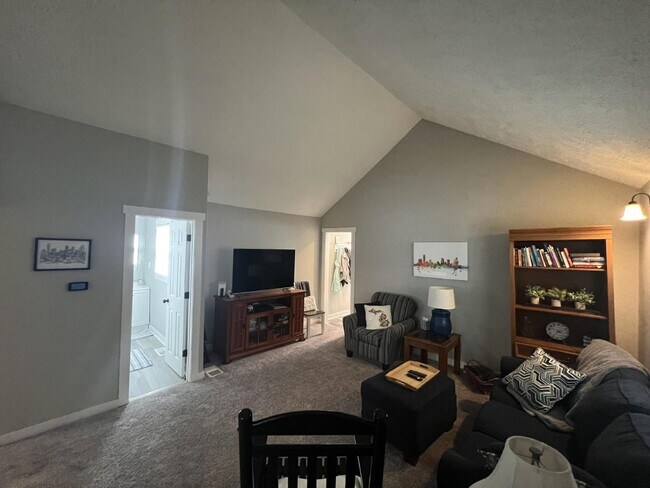 Building Photo - Furnished 3 bedroom/2 Bath - Utilities Inc...