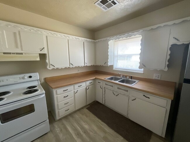 Foto del edificio - 3 Bed, 2 Bath, 1 Car Garage