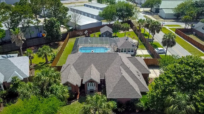 Building Photo - 400 Ridgewood Cir
