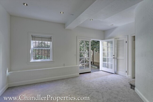 Foto del edificio - 3217-21 Gough Street Apartments