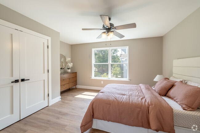 2 habitaciones, 2,5 baños - 1700 pies cuadrados - Segundo dormitorio - Butterfield Crest