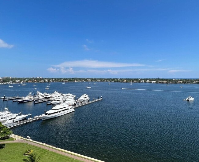 Foto del edificio - 132 Lakeshore Dr