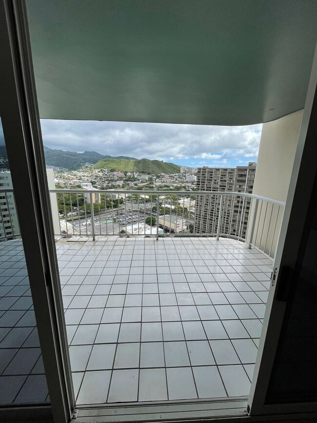 Building Photo - 1 Bed 1 Bath 1 Parking Gorgeous Views 33rd Floor in Honolulu Park Place!!!
