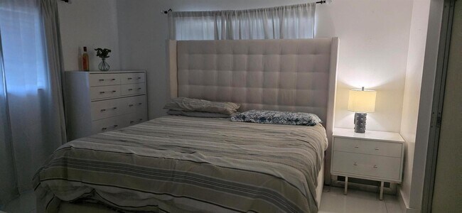 Foto del edificio - 896 SW 64th Ter