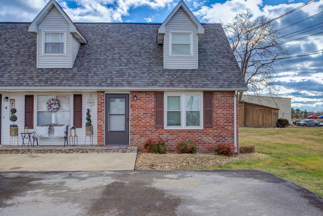 Exterior View of Unit 5 - 163 Lois Dr