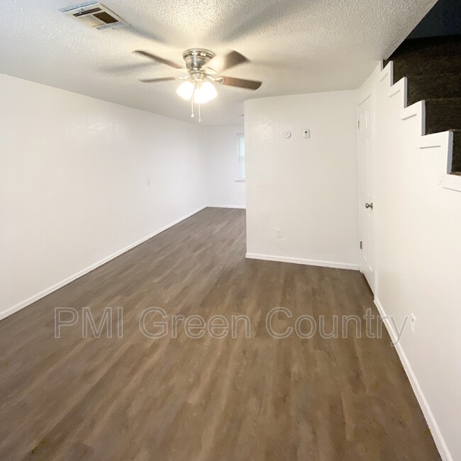 Building Photo - 318 E Redwood St