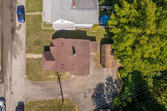 Foto del edificio - Stunning 4 Bedroom home in North Versailles available January 15!