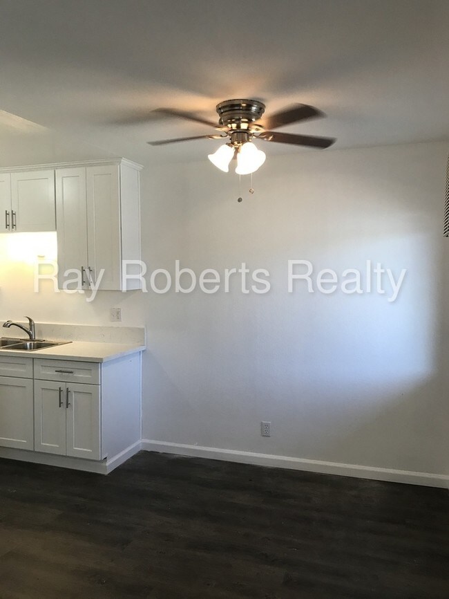 Foto del edificio - 15735 Blaine Ave
