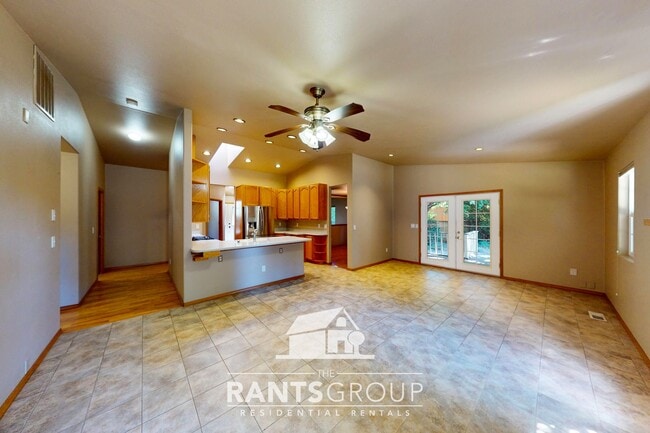 Building Photo - Lovingly cared for 3-bedroom, 1.75-bath ra...
