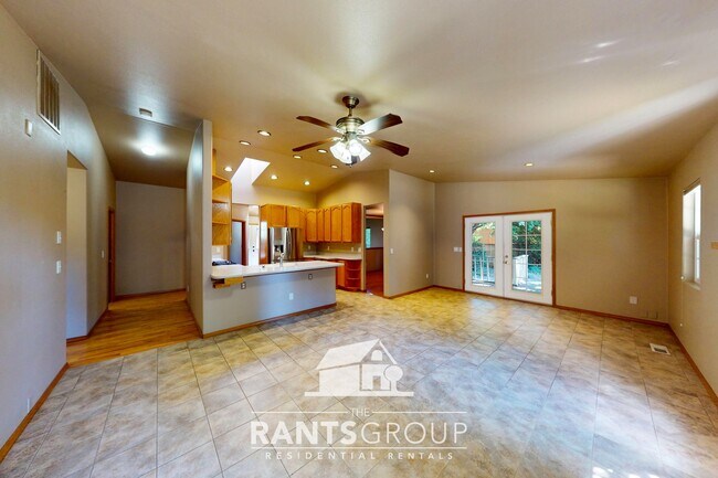 Foto del edificio - Lovingly cared for 3-bedroom, 1.75-bath ra...