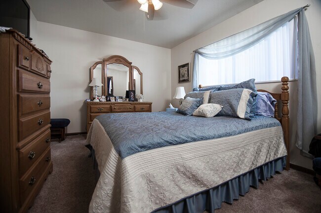 Foto del edificio - Holiday Center Apartments