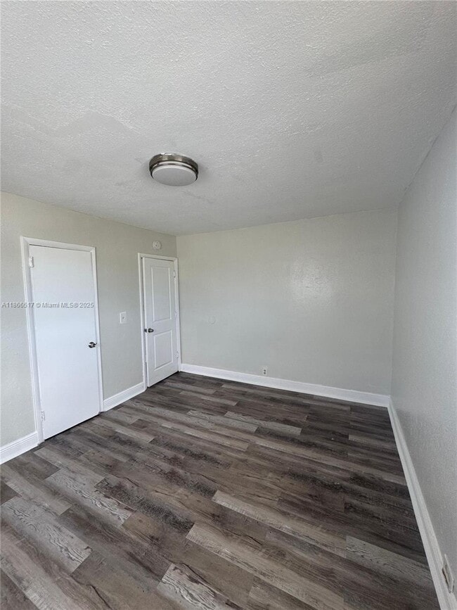 Building Photo - 1425 W 31st St