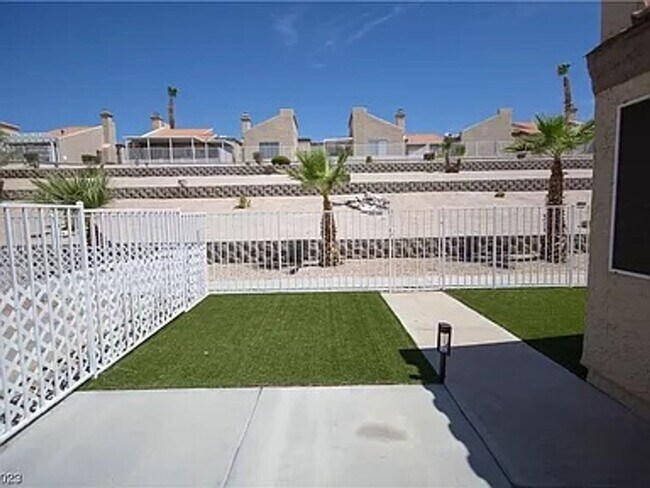 Foto del edificio - SEASONAL RENTAL-3 MONTHS or 1 YEAR LEASE