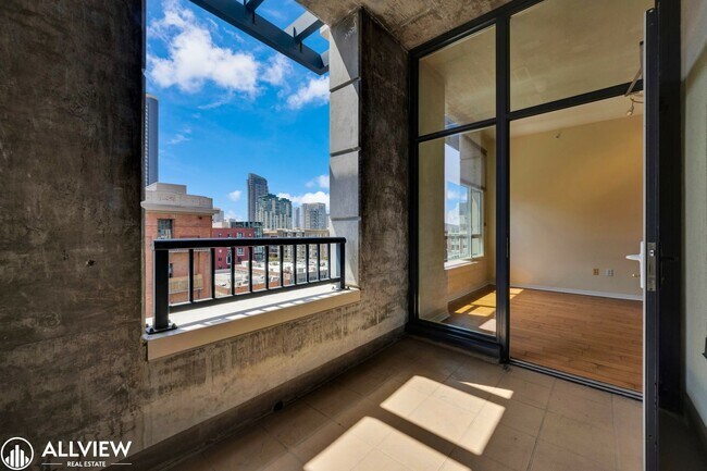 Building Photo - Location, Luxury, and Lifestyle – Top Floo...