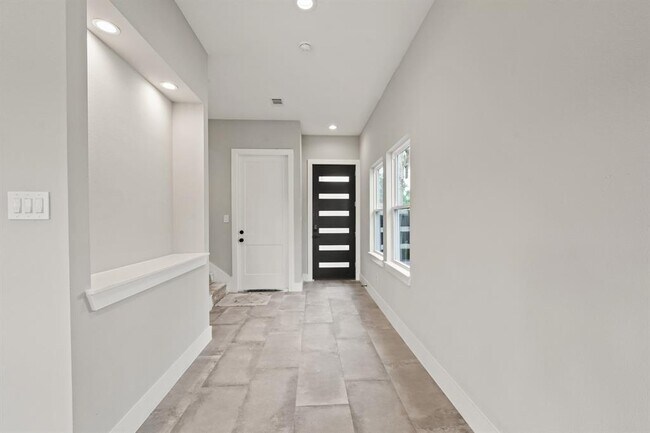 Building Photo - 10627 Emnora Ln