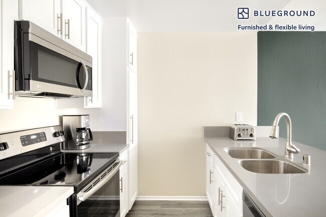 Building Photo - 2039 N Las Palmas Ave