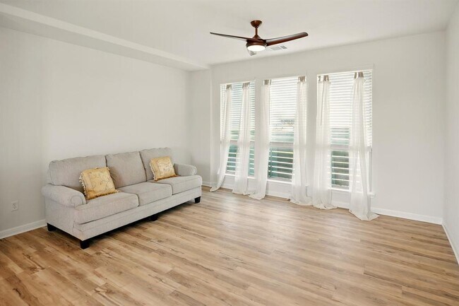 Foto del edificio - 210 Weaver Ln
