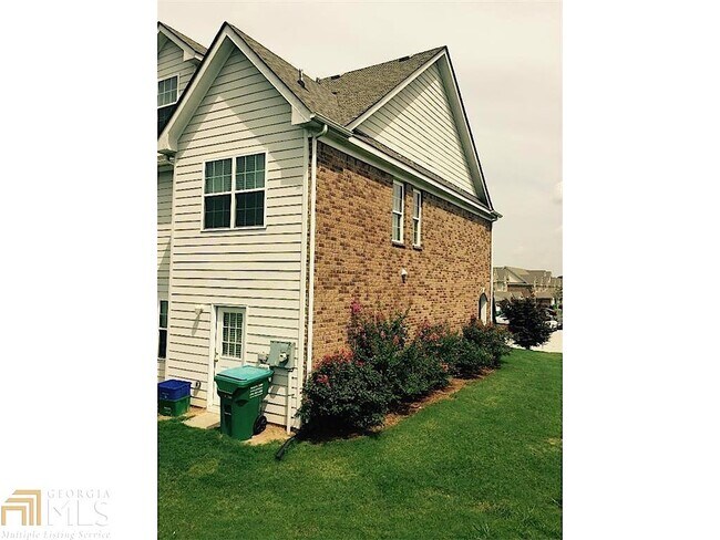 Building Photo - 211 Village Dr