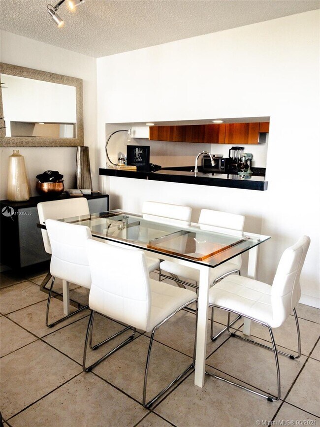 Foto del edificio - 600 NE 36th St