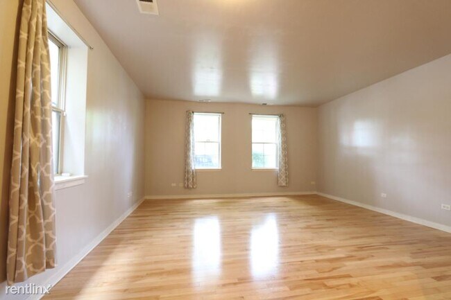 Building Photo - 3 br, 2 bath Condo - 1033 S Lytle St 101 U...
