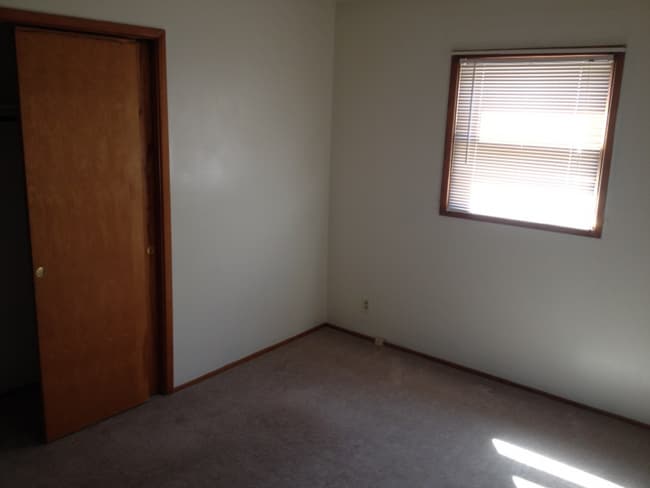 Building Photo - 1021 Valley Dr NW