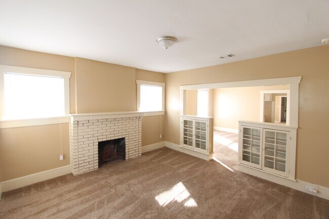 Building Photo - New On The Market! Fresh New Updates!! Bet...