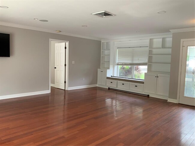 Foto del edificio - 2942 Whisper Ln N