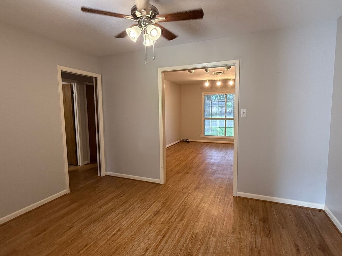 Building Photo - Duplex Apartment with nice yard