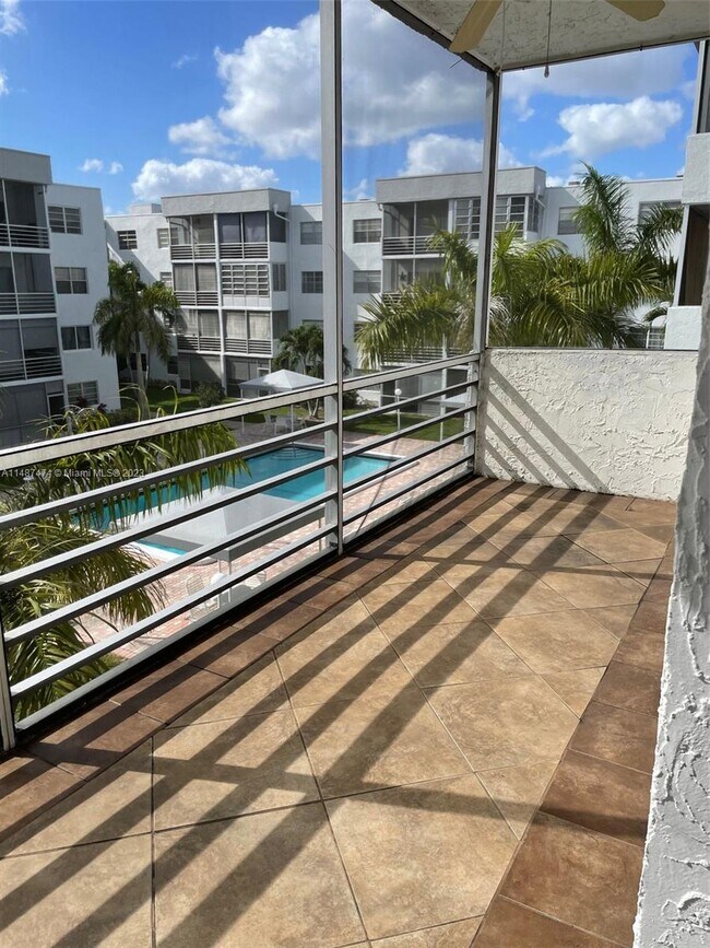 Building Photo - 3000 Sunrise Lakes Dr W
