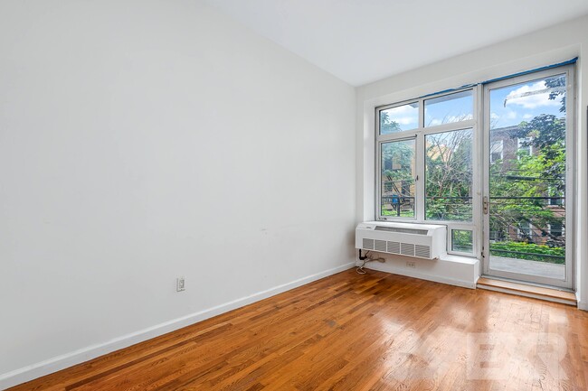 Building Photo - 976 Myrtle Ave