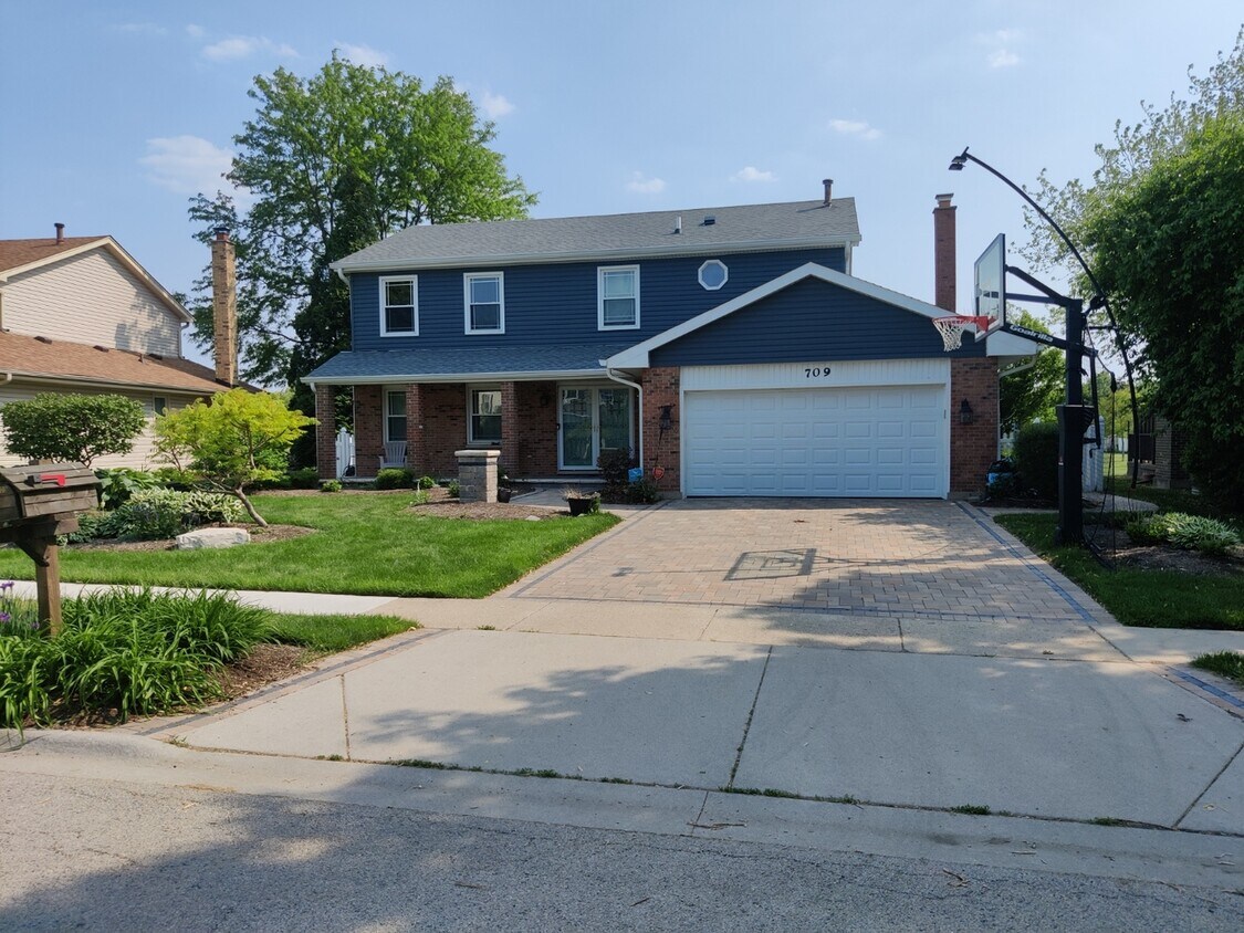 Primary Photo - 709 Stratford Ln
