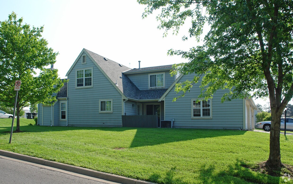 Building Photo - 2327-2329 Yale Rd