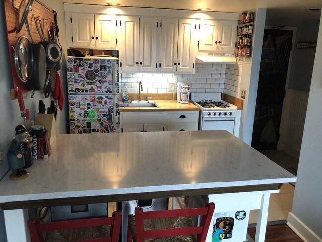 Isla de cuarzo - 67 Mountainside Dr