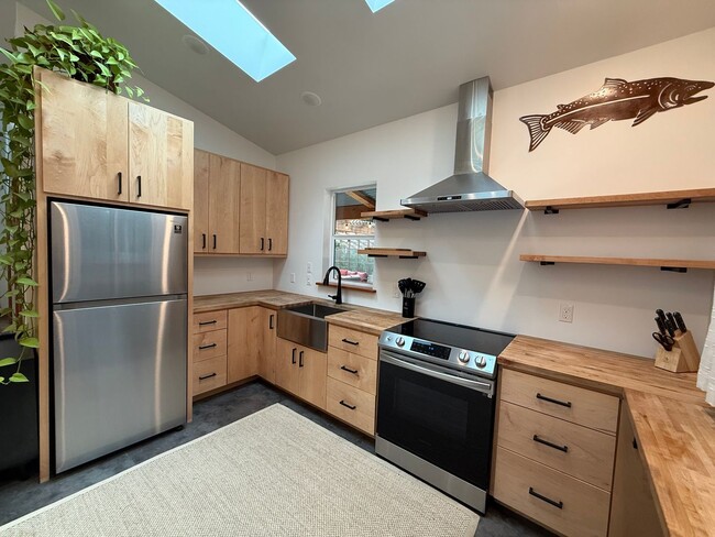 Building Photo - Furnished Modern Home for Rent – 2 Bedroom...