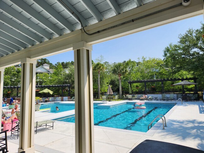 Foto del edificio - 2021 Basildon Rd